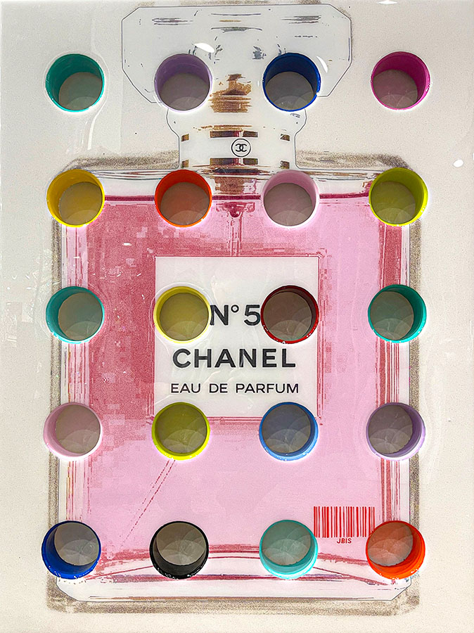 Chanel No.5 Golden Perfume Bottle With Pink Lips Pattern In White  Background Blanket - Kaiteez