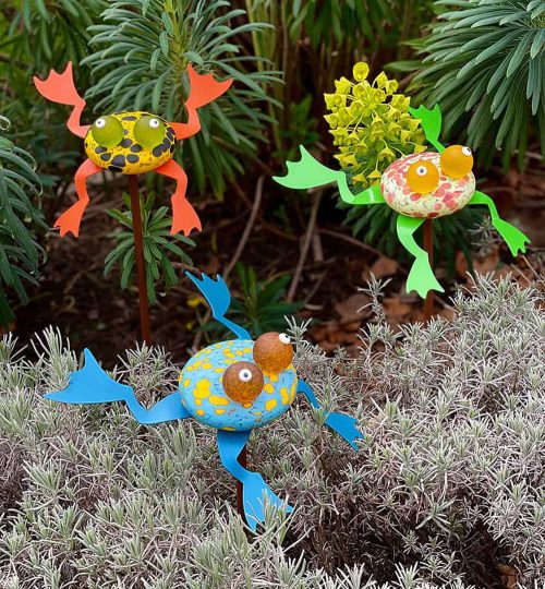 Borowski Hopkins Outdoor Sculptures at Art Leaders Gallery. Blue, green, and orange glass frogs on a [...]
</p>
<p>The post <a href=
